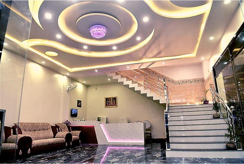 Elegance Hotel And Banquet Ayodhya Exteriör bild