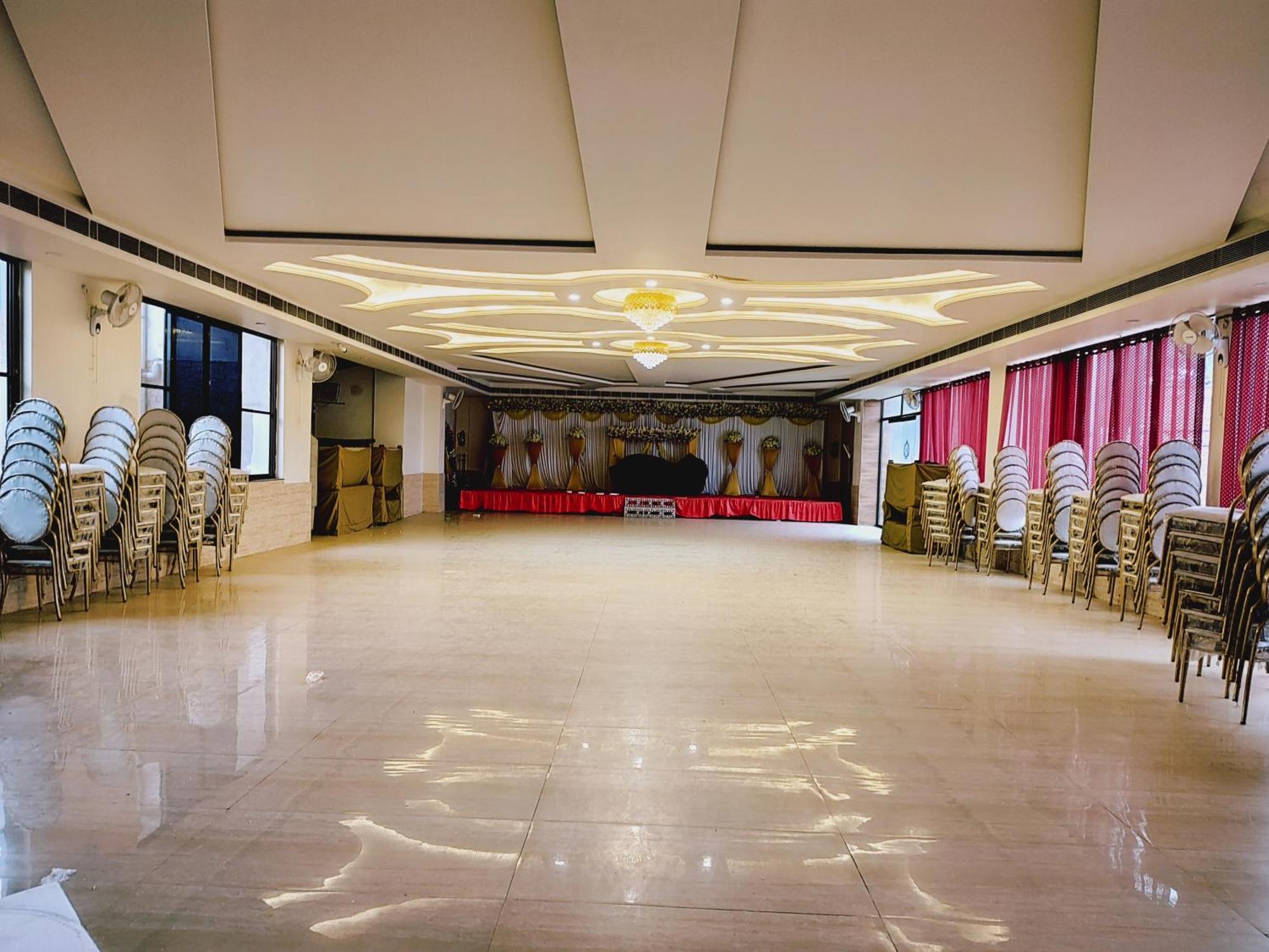Elegance Hotel And Banquet Ayodhya Exteriör bild
