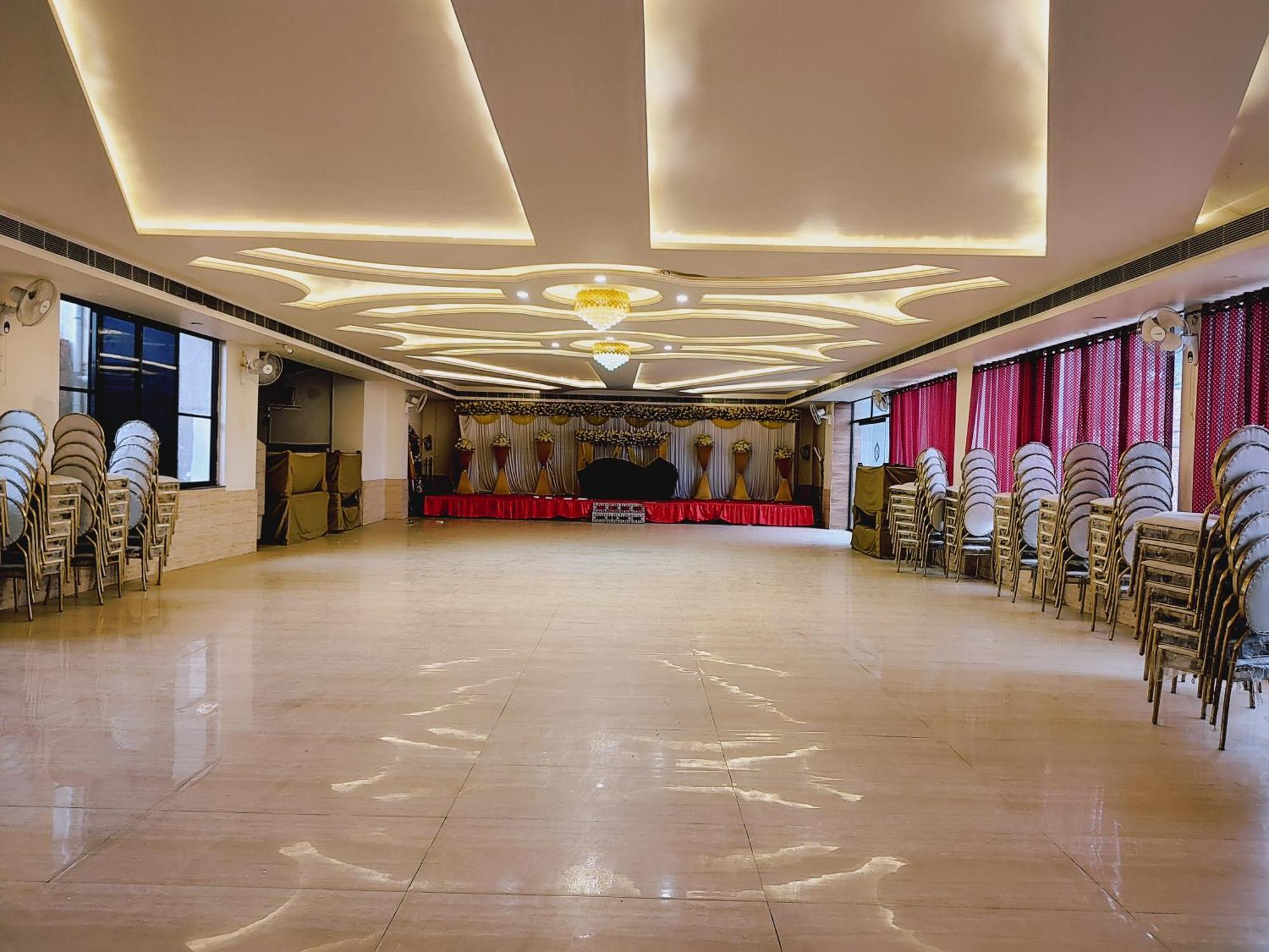 Elegance Hotel And Banquet Ayodhya Exteriör bild