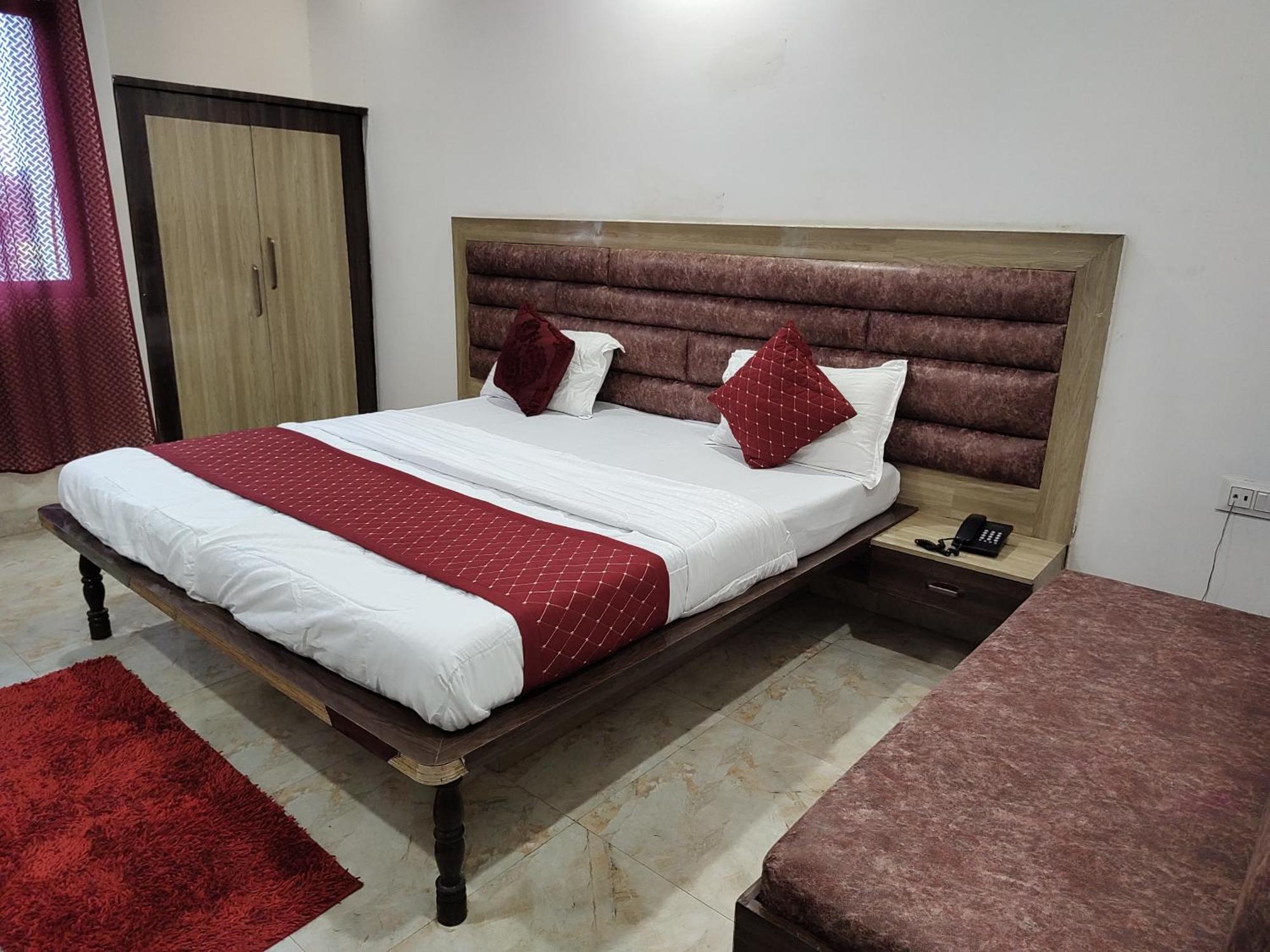 Elegance Hotel And Banquet Ayodhya Exteriör bild