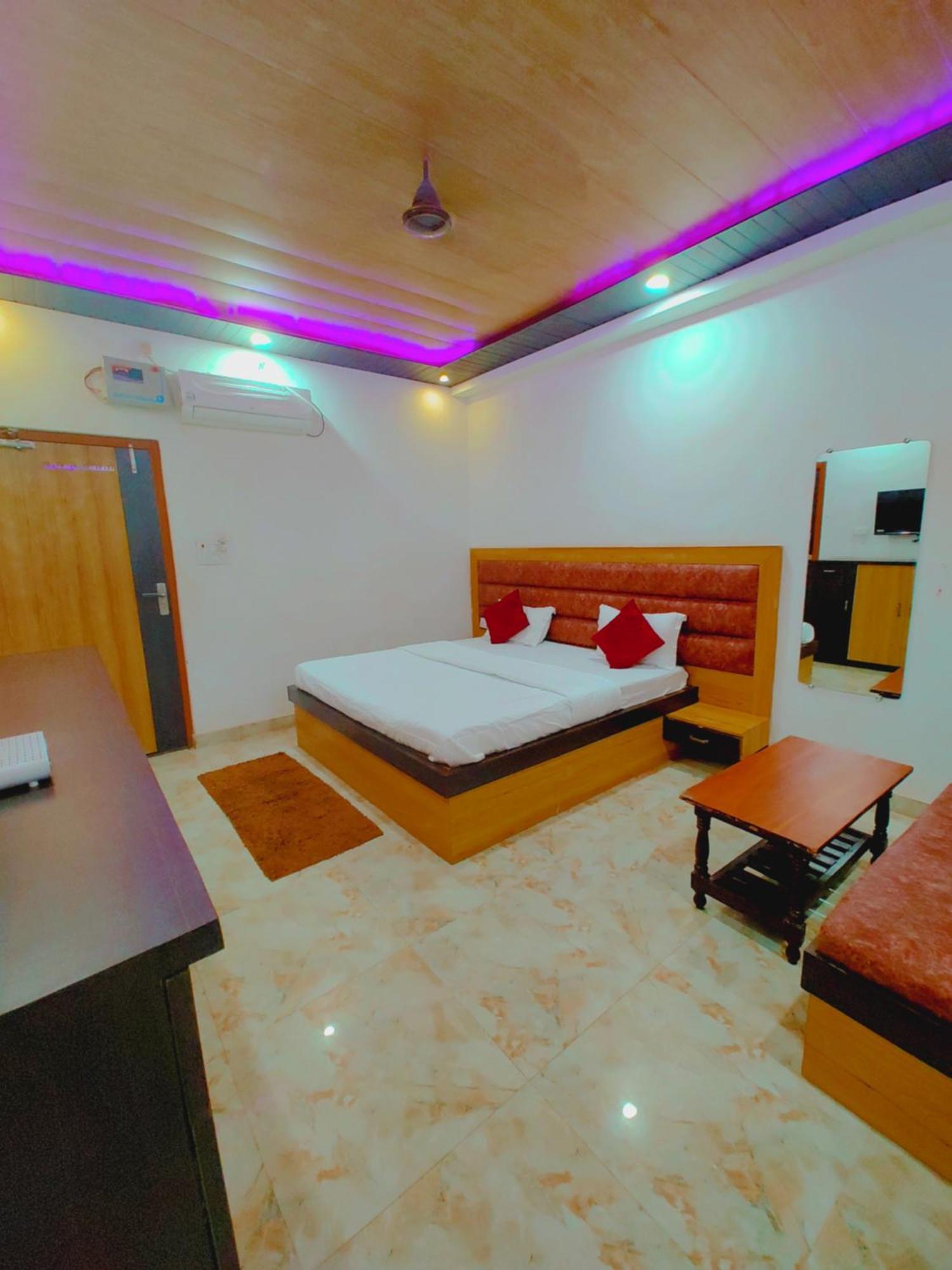 Elegance Hotel And Banquet Ayodhya Exteriör bild