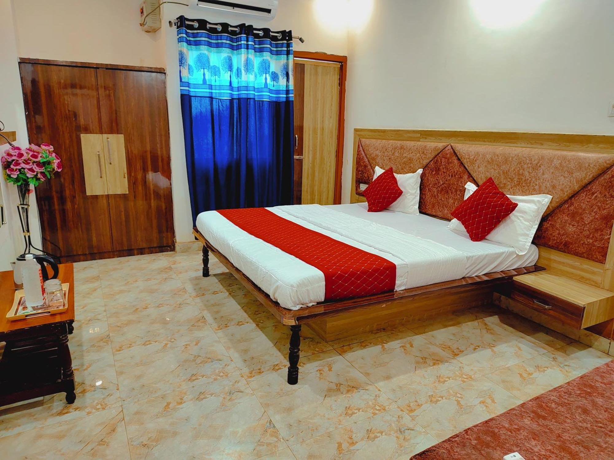 Elegance Hotel And Banquet Ayodhya Exteriör bild
