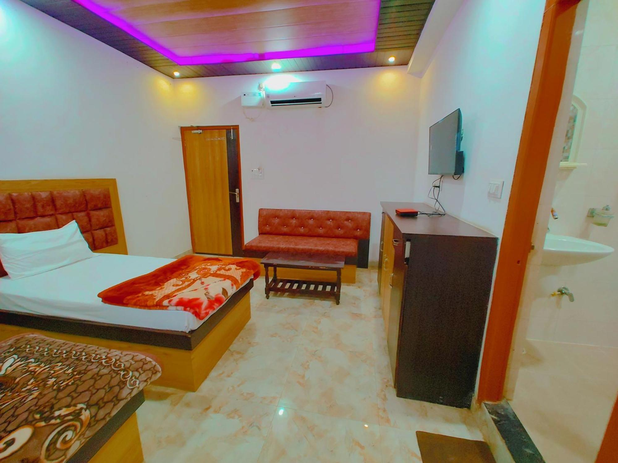 Elegance Hotel And Banquet Ayodhya Exteriör bild