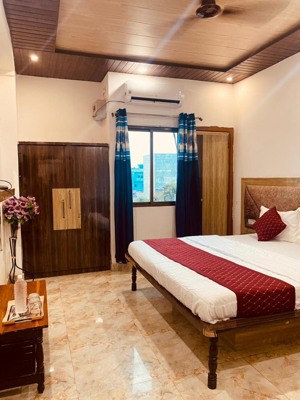 Elegance Hotel And Banquet Ayodhya Exteriör bild