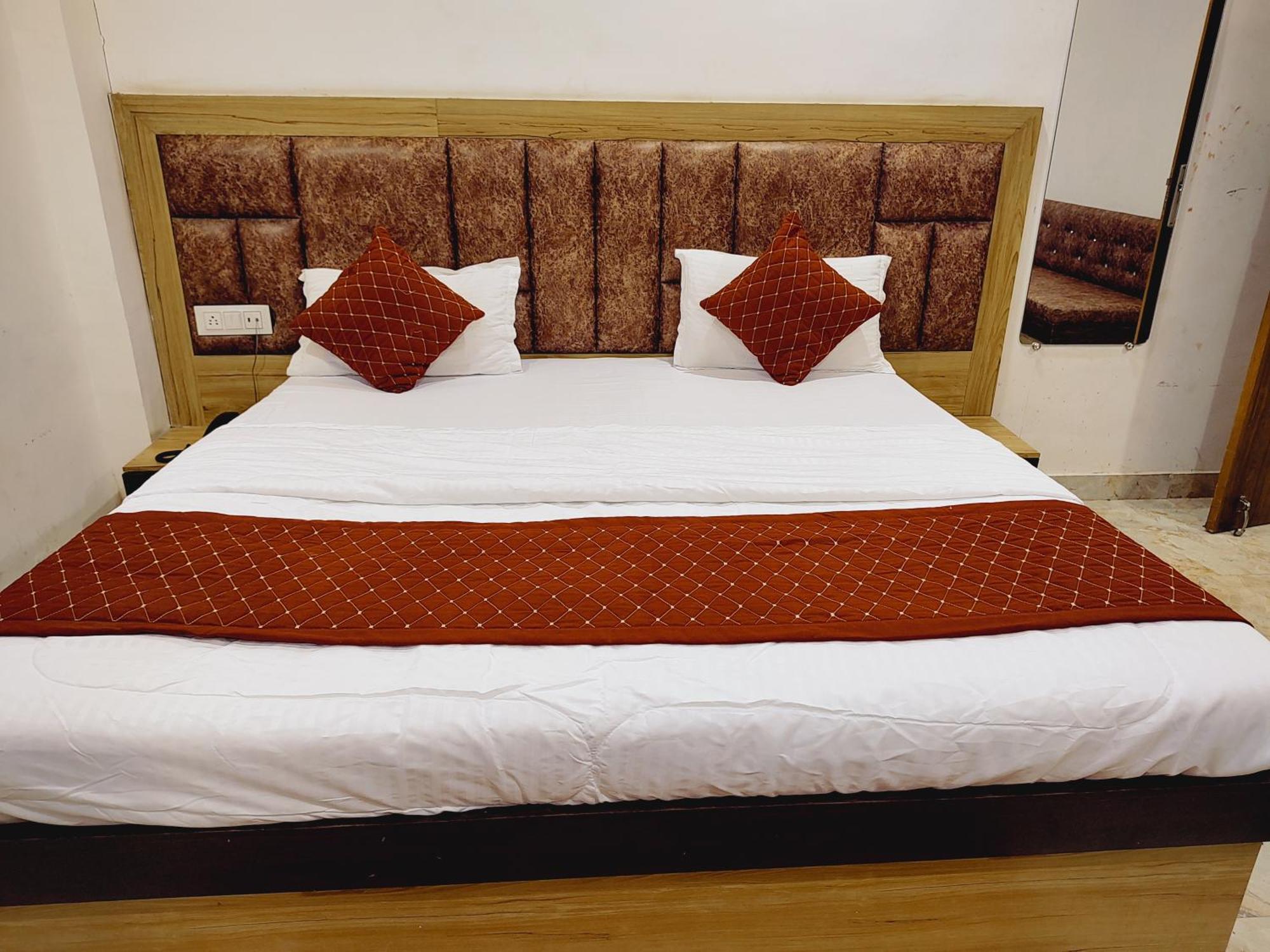 Elegance Hotel And Banquet Ayodhya Exteriör bild